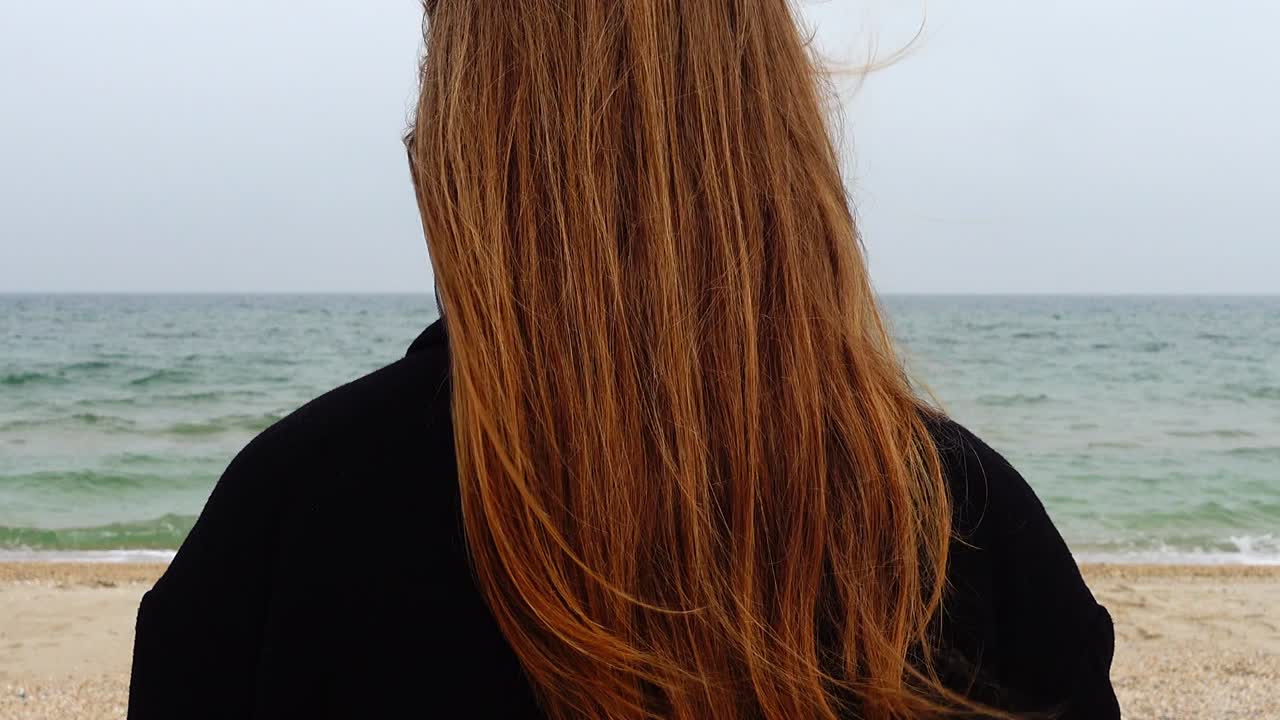 La chica mira el mar. Grabación en la playa