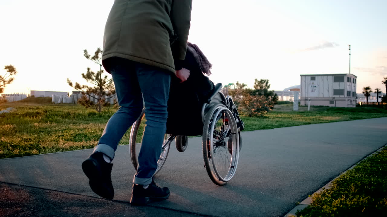 해가 지는 동안 체어에 앉은 사람을 돕는 것.