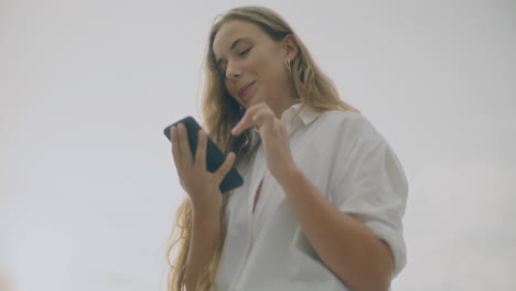 retrato de una mujer navegando por el teléfono