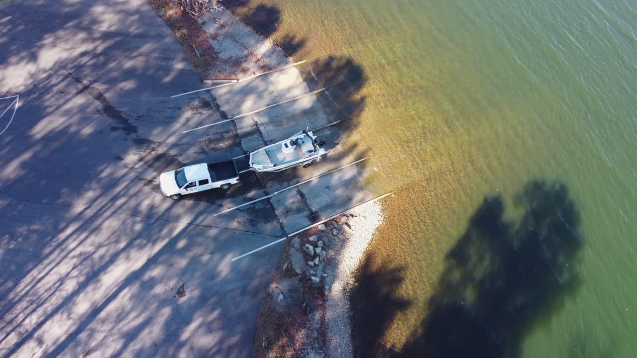 Vista Aerea di un Camion che Vara una Barca da una Rampa in un Lago