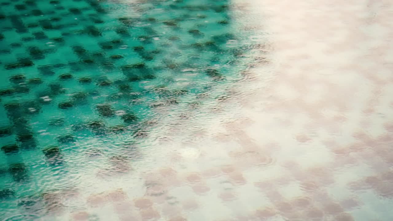 gotas de lluvia en la piscina