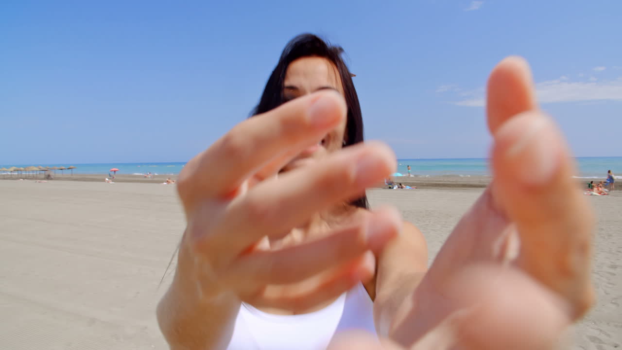 젊은 갈색 여자 는 셀피 를 찍는 동안 미소 짓고 있다