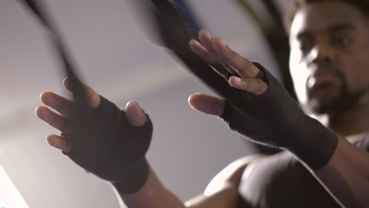 boxeador desenvolviendo las manos a cámara lenta