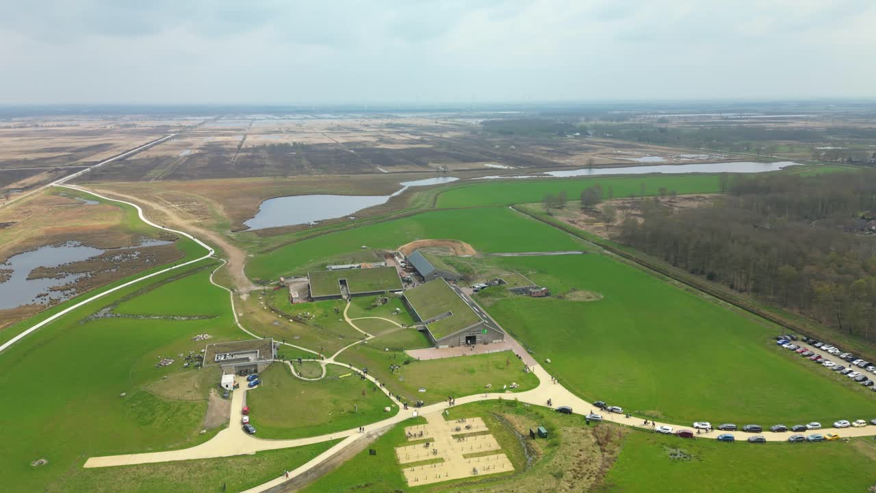 воздушный вид голландской фермы: овчарня среди идиллического ландшафта