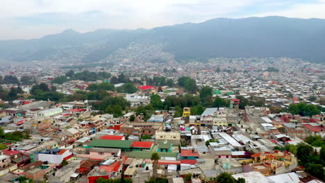 reveladora toma de drones de san cristobal de las casas mexico, calles y edificios