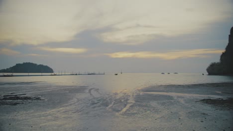 Ebbe-Am-Strand-Von-Railay