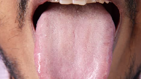 primer plano de la lengua y la boca de un hombre