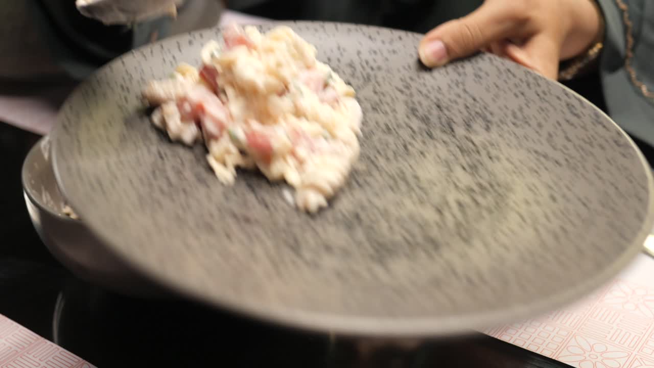 테이블에 크림과 허브 파스타의 접시 ,