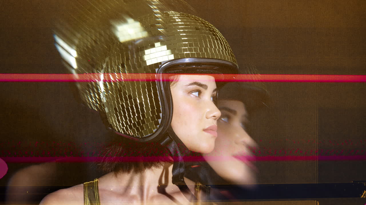 여성이 거울 공 토끼 귀로 포즈를 취합니다.