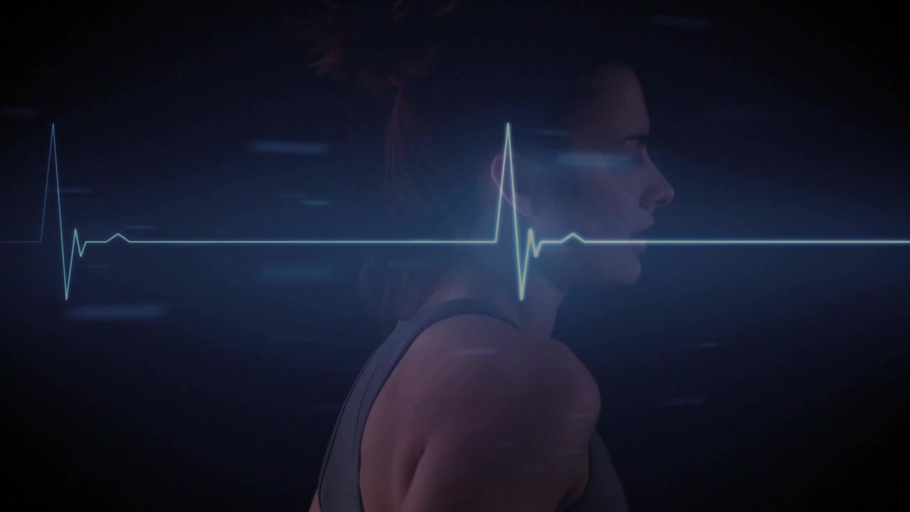 Běžkyně běží, kamera se oddaluje a odhaluje profil, zatímco se EKG zarovnává s hrudníkem pro fitness.
