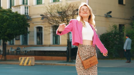 mujer elegante con blazer rosa y falda floral