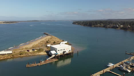 Drone-Volando-Sobre-Un-Edificio-Blanco-En-El-Puerto-Deportivo-De-Charleston-De-Coos-Bay-En-Oregon