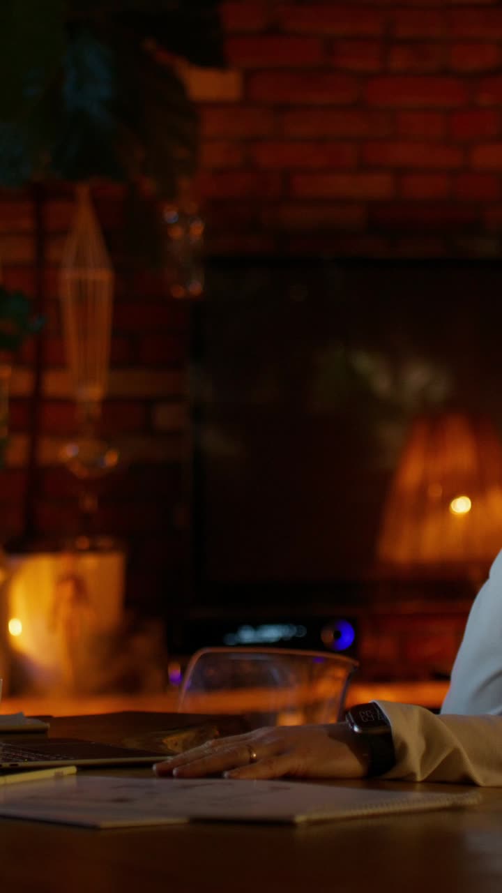 hombre trabajando hasta tarde en casa