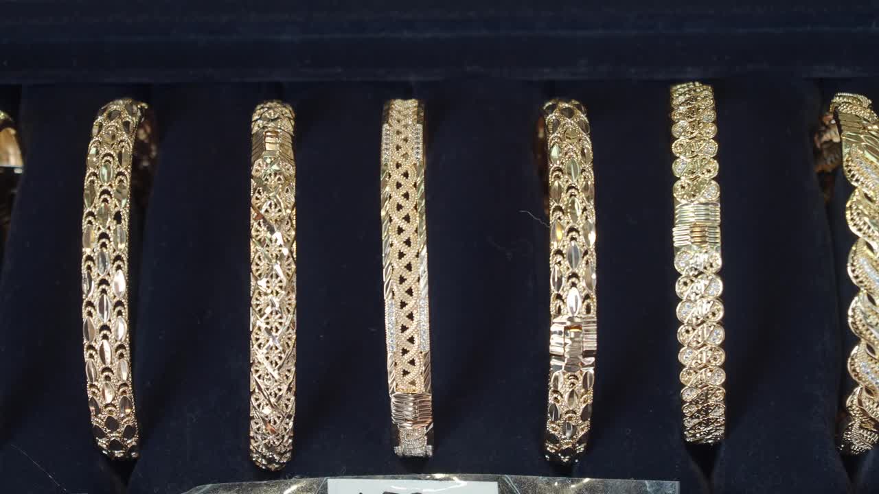 прекрасные золотые браслеты