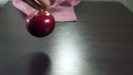 Roter-Apfel-Auf-Holztisch.-Vegetarisches-Essen.-Hand-Legt-Frische-Äpfel-Auf-Den-Tisch