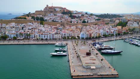 Schöne-Luftaufnahme-Von-Oben,-Hafenpromenade,-Ibiza-Stadt,-Spanien