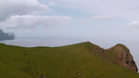 Group-of-Tourist-on-edge-of-Mountain-visiting-lighthouse