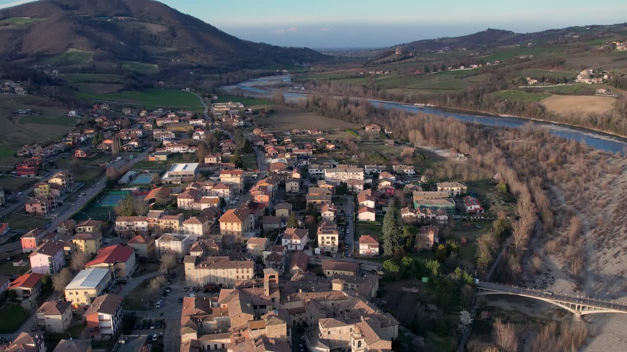 imágenes aéreas reveladas por drones al atardecer de la aldea de travo en el valle del río trebbia, piacenza, italia