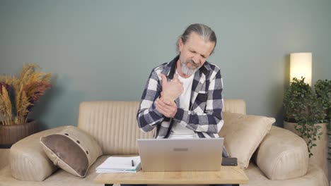 Das-Handgelenk-Des-Mannes,-Der-Einen-Laptop-Benutzt,-Tut-Weh.