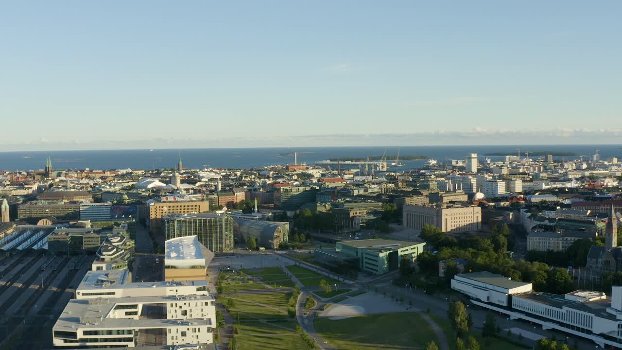 toma aérea inversa de helsinki, finlandia con el museo de arte contemporáneo kiasma y la biblioteca de la ciudad a la vista