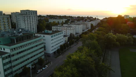 Paisaje-Urbano-Con-Edificios-De-Gran-Altura-Y-Rascacielos-Junto-A-La-Costa-Del-Mar-Báltico-En-El-Puerto-De-La-Ciudad-De-Gdynia,-Polonia-Durante-La-Puesta-De-Sol