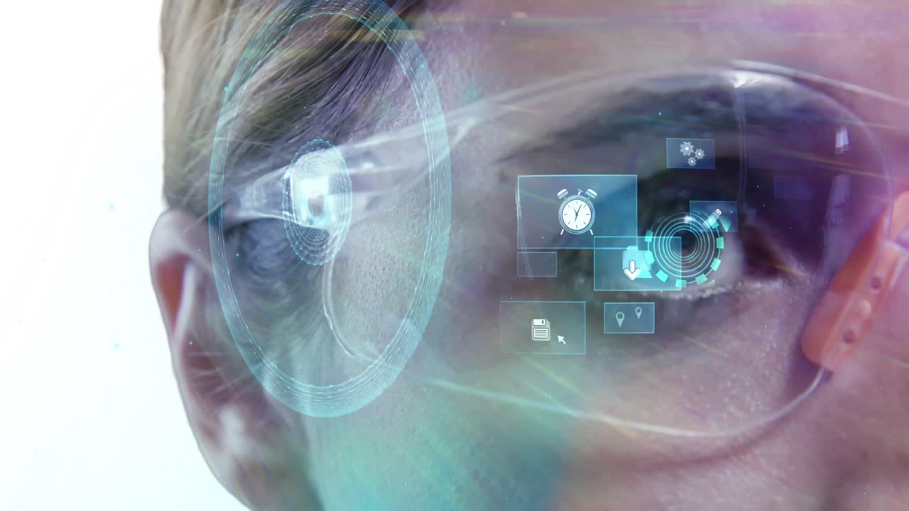 animazione di icone multimediali sopra l'occhio di una donna con occhiali vr utilizzando l'interfaccia