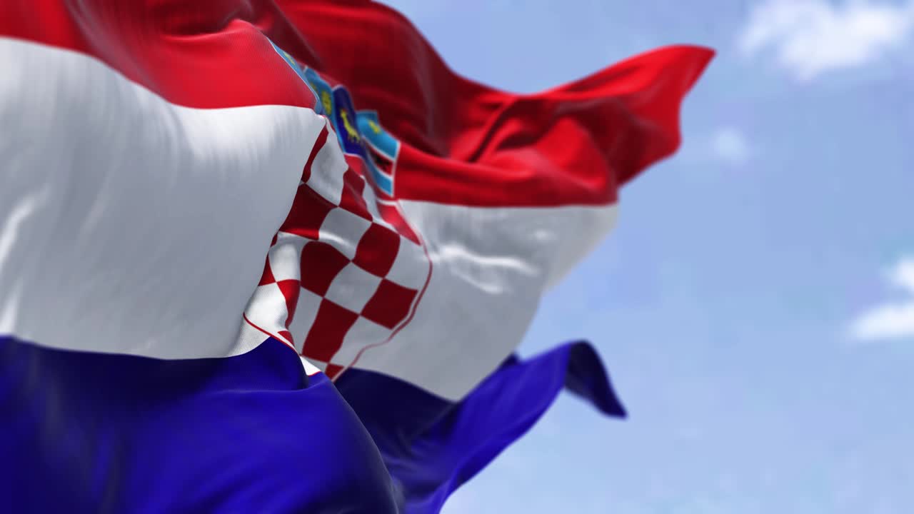 은 날 바람에 흔들리는 크로아티아 국기 상세한 모습