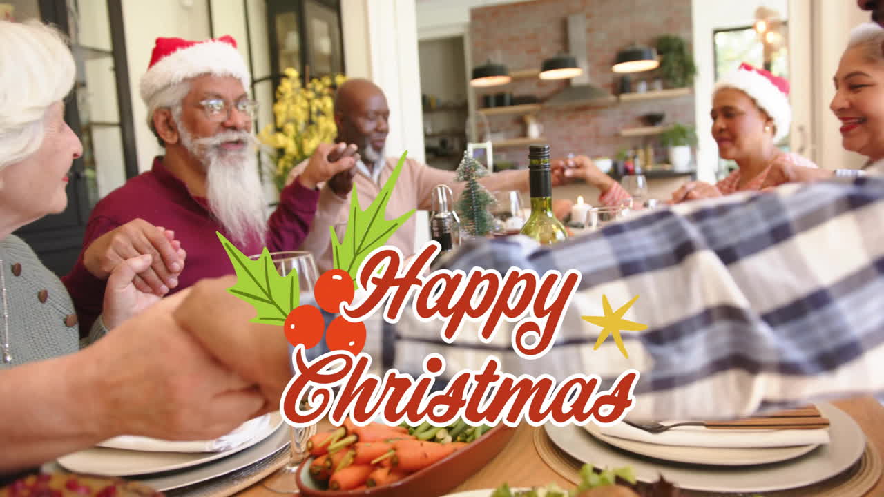다양한 시니어 친구들이 크리스마스 저녁 식사에서 기도하는 해피 크리스마스 텍스트의 애니메이션