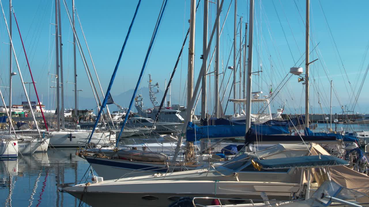 puerto deportivo en el golfo de nápoles con los barcos y veleros
