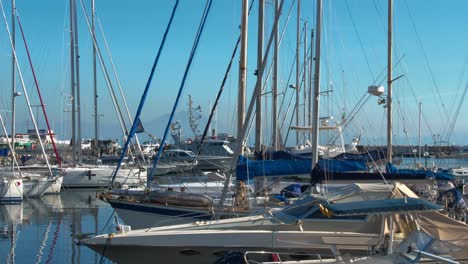 Puerto-Deportivo-En-El-Golfo-De-Nápoles-Con-Los-Barcos-Y-Veleros