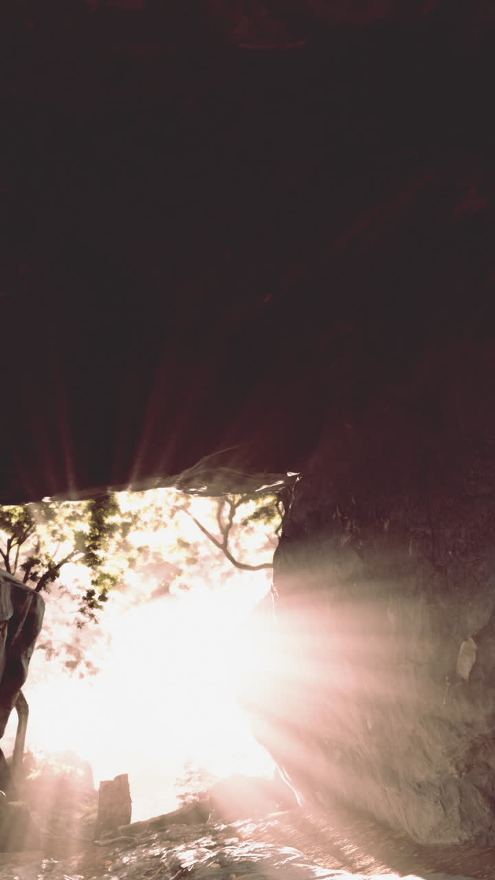 rayos de sol brillando a través de la entrada de una cueva