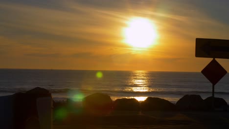 hermosa vista de la puesta de sol en la bahía de la media luna