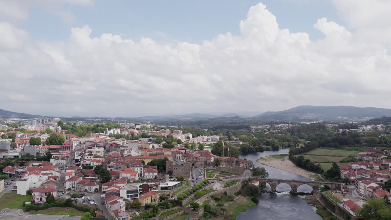 horizonte de barcelos, puente medieval sobre el río cávado - aérea