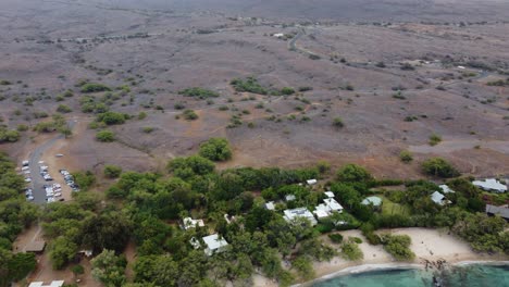 Revelación-Cinematográfica-De-4k-Tomada-Con-Un-Dron-De-La-Playa-De-Waialea-Cerca-De-Kona-Desde-El-Desierto-Que-Está-Presente-Detrás