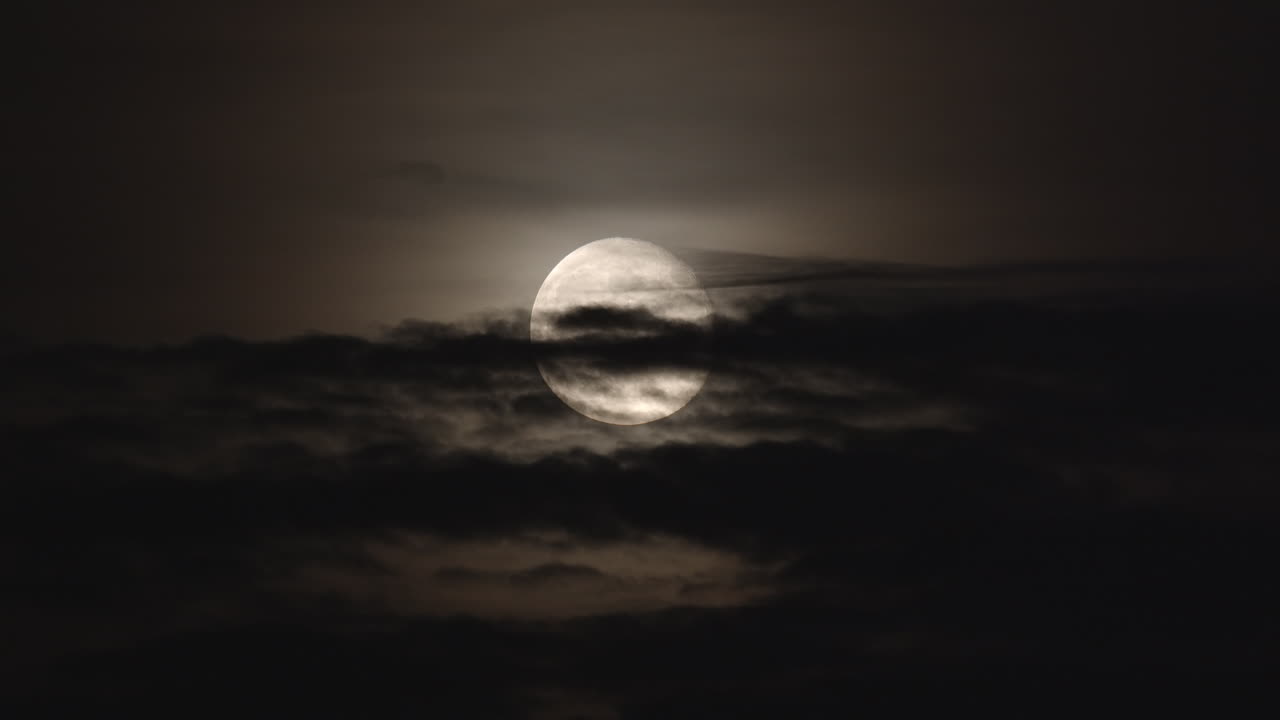 Lua no céu noturno
