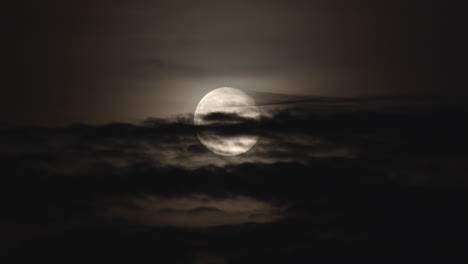 luna en el cielo nocturno