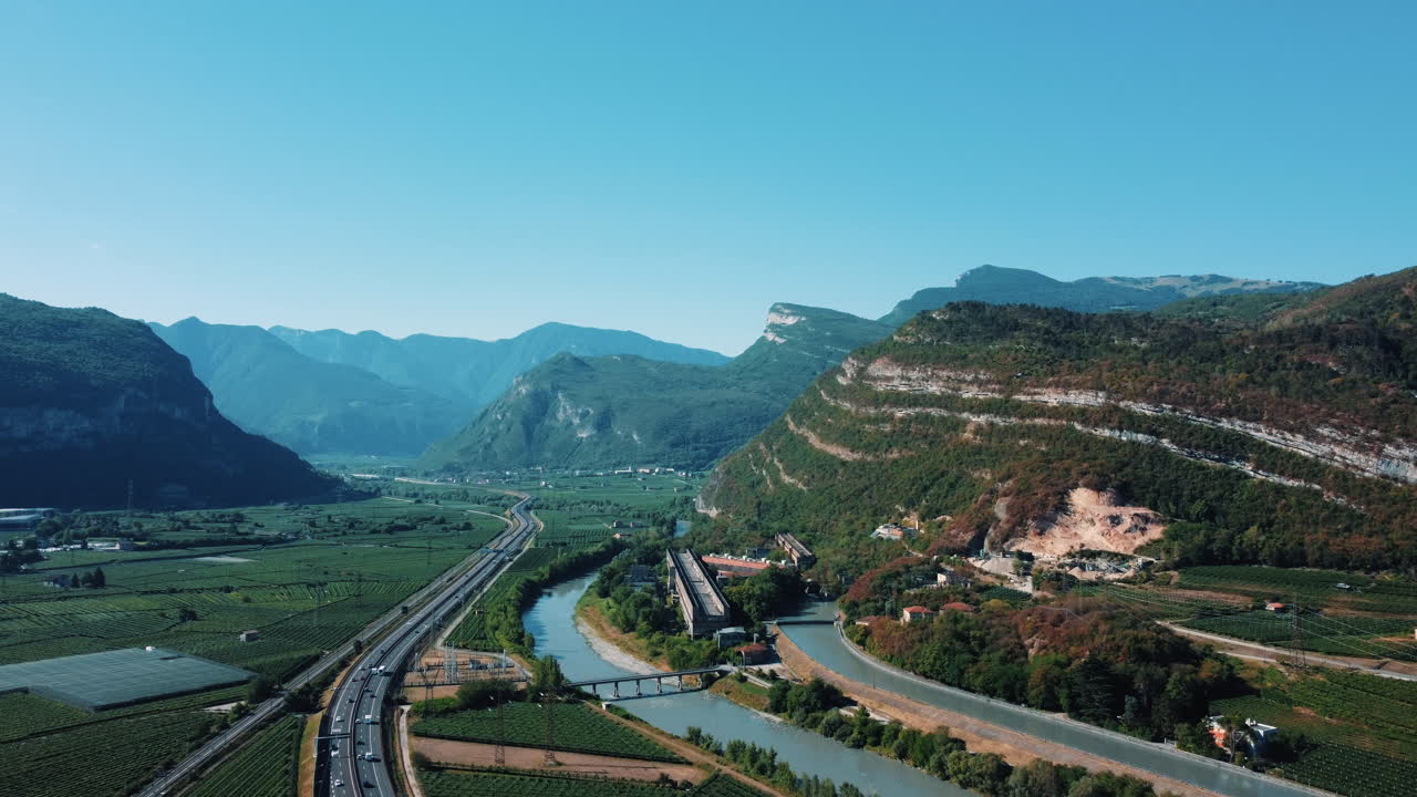 이탈리아 알프스 산맥 의 계곡 의 공중 사진