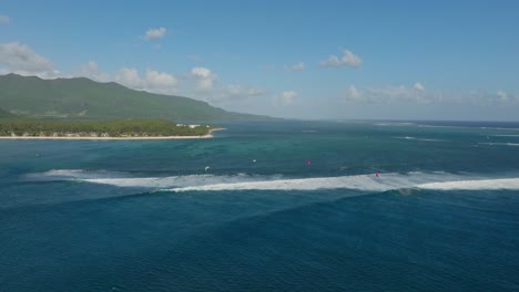 Toma-Aérea-De-Le-Morne-Brabant-Y-Un-Ojo-Con-Kitesurfistas-Montando-Las-Olas