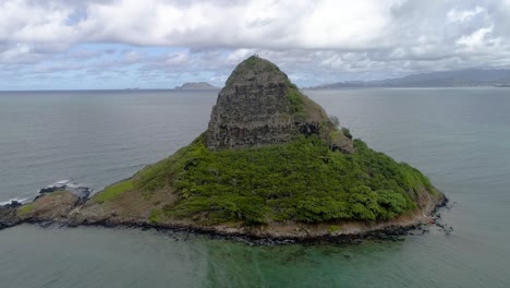 órbita-Aérea-Del-Sombrero-De-Chinamans-Mokolii-Oahu-Hawaii-Agua-Cristalina