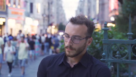 un joven deprimido mirando a la cámara.