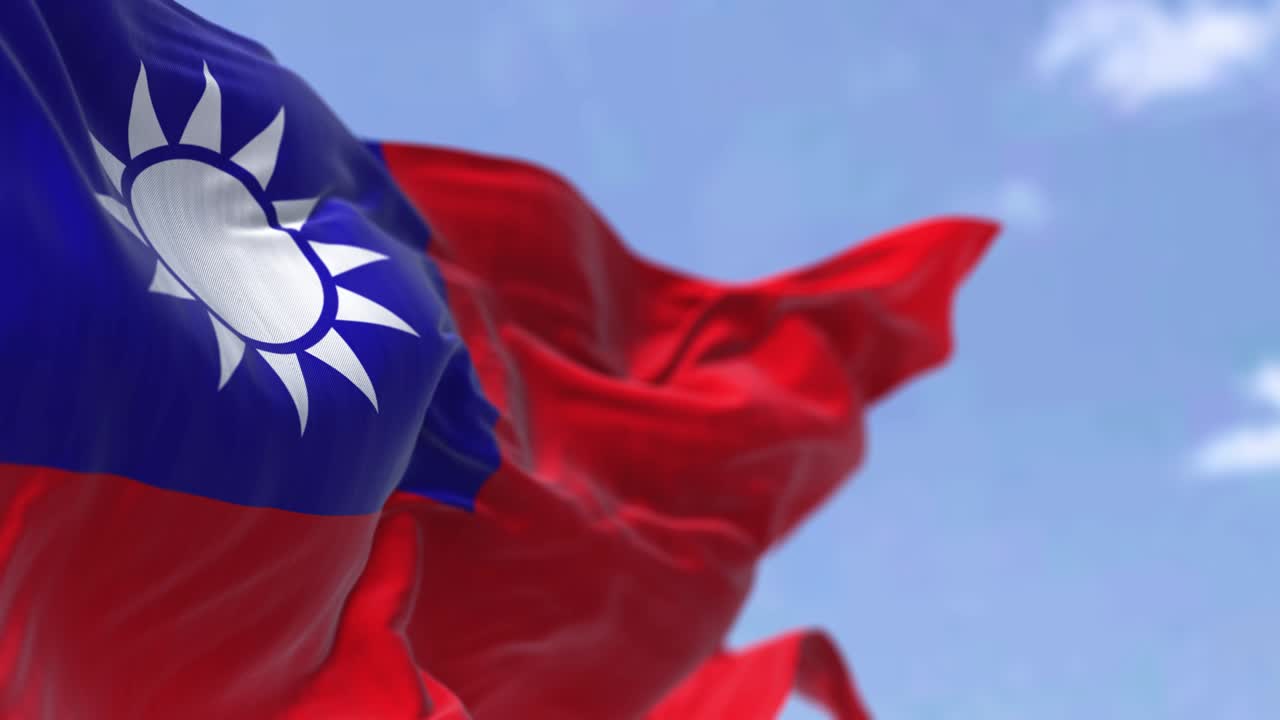 Dettaglio della bandiera nazionale di Taiwan - Repubblica di Cina che sventola al vento in una giornata limpida.