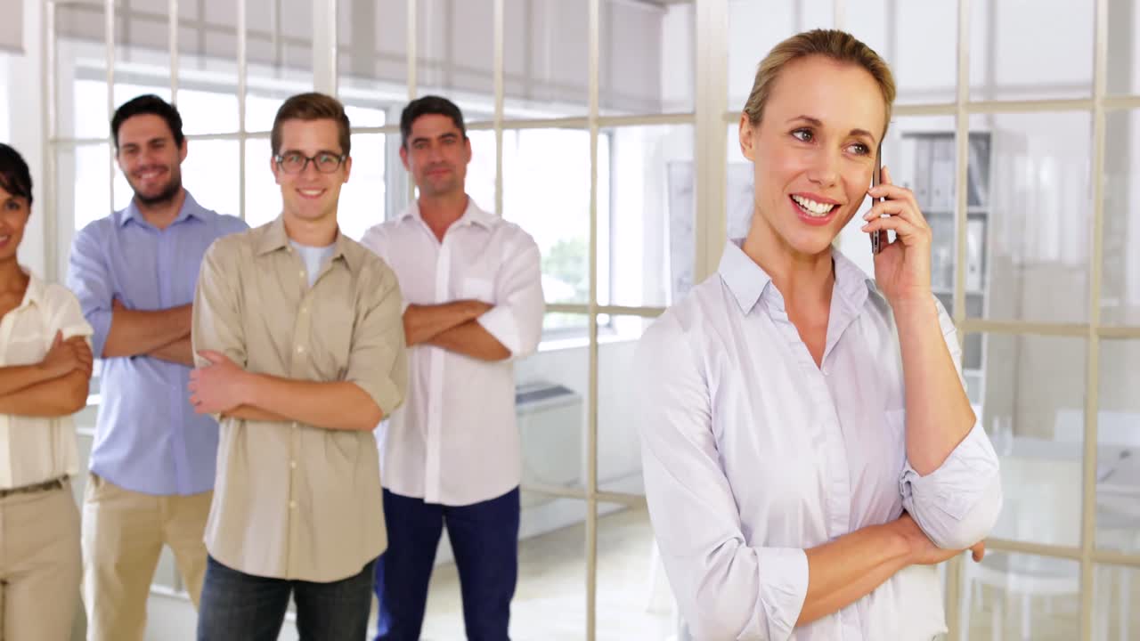 una mujer de negocios sonriente llamando