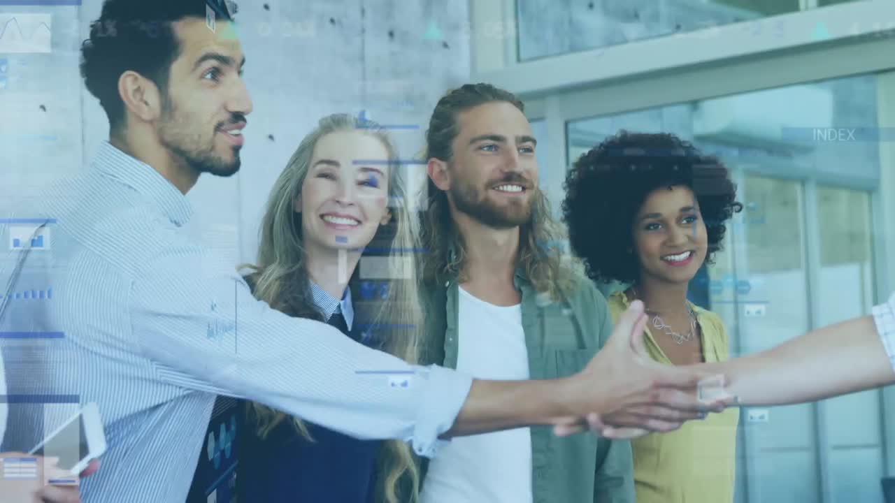 animación del procesamiento de datos sobre diversos empresarios que se dan la mano en la oficina