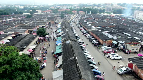 Puestos-De-Escaparate-Y-Gente-Comprando-En-El-Mercado-De-Wusa-En-Abuja,-Nigeria---Sobrevuelo-Aéreo