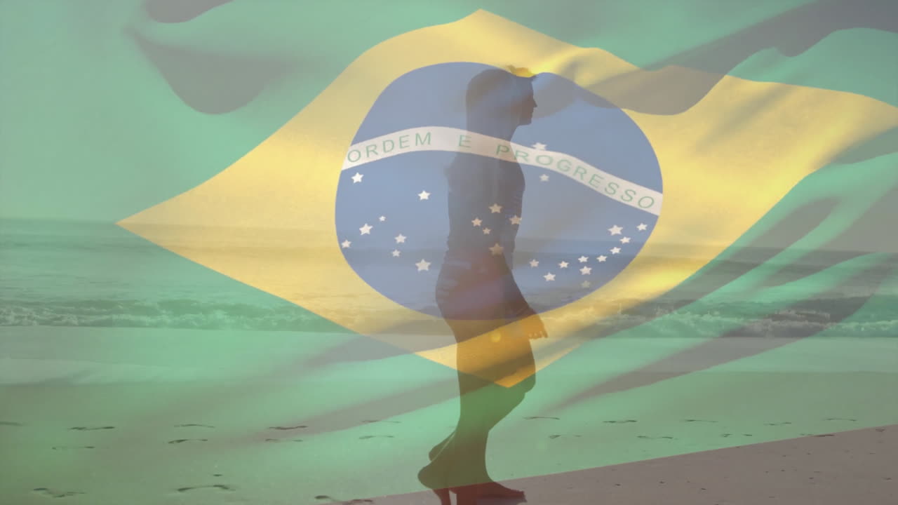 Person går på stranden, i silhuet med et overlay af brasiliansk flag-animation.