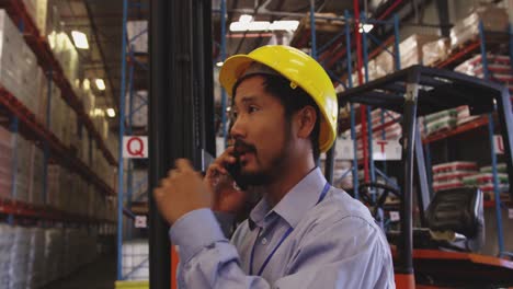 joven hablando por teléfono en un almacén 4k