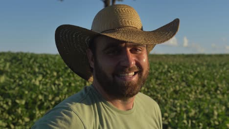 imágenes de cerca de un agricultor de soja con un sombrero de campo en una plantación de soja - campo de brasil