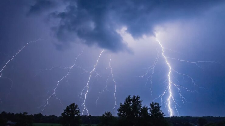 Tempesta di fulmini di notte
