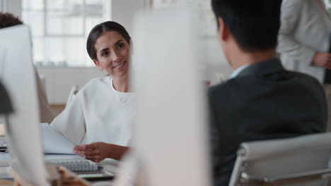 hermosa mujer de negocios charlando con un colega discutiendo el trabajo teniendo una conversación en la oficina disfrutando del trabajo en equipo