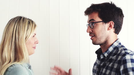 una joven pareja peleando en la nueva casa familiar.